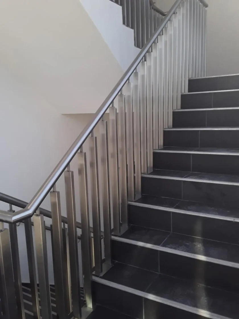 steel and glass stainless steel balustrades staircases 2023  013